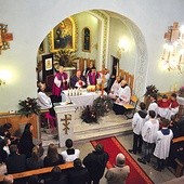  W dniu jubileuszu parafianie i goście wypełnili kościół w Okalewie