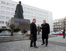  Prezydent Bronisław Komorowski i wojewoda śląski Zygmunt Łukaszczyk pod pomnikiem Wojciecha Korfantego, który znajduje się obok Urzędu Wojewódzkiego w Katowicach