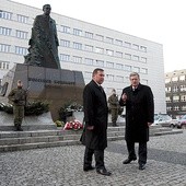  Prezydent Bronisław Komorowski i wojewoda śląski Zygmunt Łukaszczyk pod pomnikiem Wojciecha Korfantego, który znajduje się obok Urzędu Wojewódzkiego w Katowicach