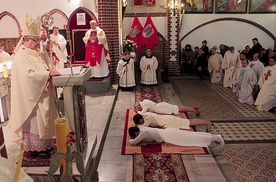 Podobnie jak siostry zakonne składające śluby i kapłani przyjmujący święcenia kandydatki podczas Litanii do Wszystkich Świętych modliły się w postawie leżącej