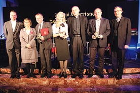 Od lewej: O. Jacek Drabik SJ, Marzena i Jerzy Mikowie, Anna Maria Kubicka, o. Wojciech Ziółek, p. Król (odebrał nagrodę w imieniu żony), o. Marcin Pietrasina