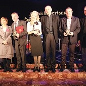 Od lewej: O. Jacek Drabik SJ, Marzena i Jerzy Mikowie, Anna Maria Kubicka, o. Wojciech Ziółek, p. Król (odebrał nagrodę w imieniu żony), o. Marcin Pietrasina