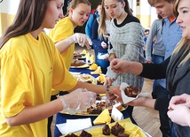  Wolontariusze z LO im. B. Prusa w Skierniewicach sprzedają upieczone przez siebie smakołyki, a uzyskane z nich pieniądze przekazują do hospicjum