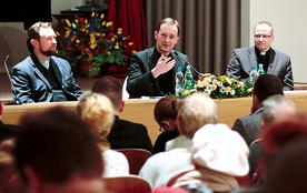  Spotkanie poprowadził pierwszy redaktor „Gościa Zielonogórsko- -Gorzowskiego” ks. Tomasz Gierasimczyk (pierwszy z prawej), obok ks. Marek Gancarczyk i ks. Marcin Siewruk 
