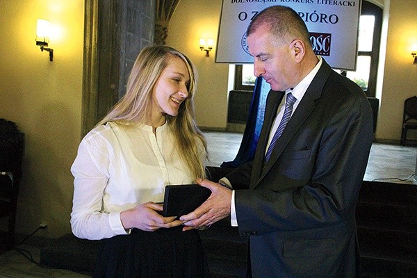  Złote pióro od prezydenta RP Bronisława Komorowskiego wręczył Marii Prusakowskiej, zwyciężczyni konkursu, gospodarz miasta prezydent Rafał Dutkiewicz