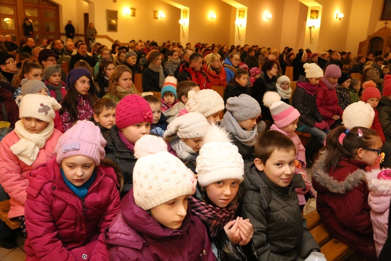 Roraty w parafii Nawiedzenia Pana Jezusa Miłosiernego w Męcinie