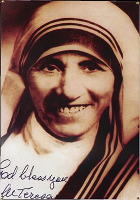 Bł. Matka Teresa (1910–1997). W rogu zdjęcia własnoręczny podpis z błogosławieństwem