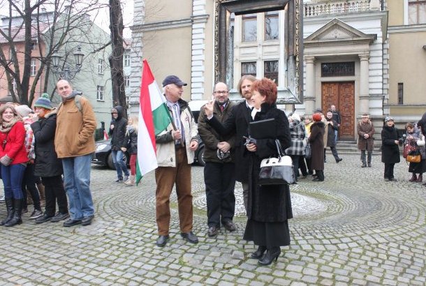 Tablica pamiątkowa na gliwickim rynku