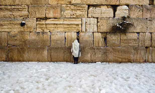 13.12.2013. Jerozolima. Żyd modlący się przy Ścianie Płaczu. Nad Izraelem przeszła burza śnieżna. Prognozy zapowiadają dalsze opady śniegu.
