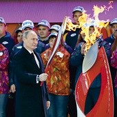 Władimir Putin jest bliski podporządkowania sobie Ukrainy, a w przyszłym roku splendoru przysporzy mu zimowa olimpiada w Soczi. Na zdjęciu prezydent Rosji z ogniem olimpijskim