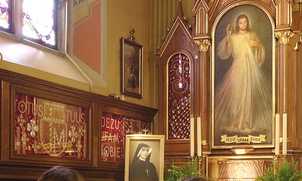 Przed obrazem namalowanym przez Adolfa Hyłę, w kaplicy klasztoru w Krakowie-Łagiewnikach pielgrzymi modlą się do Jezusa Miłosiernego o miłosierdzie dla nich i całego świata 