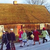  Od Bożego Narodzenia do 6 stycznia chodzą po kaszubskich miejscowościach i śpiewają kolędy Trzej Królowie zwani też Herodami  