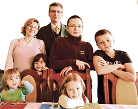 Justyna i Radosław Walczukowie wspólnie z dziećmi: Jankiem, Maćkiem, Cecylką, Tereską i Dorotką, którym niedługo urodzi się mały braciszek. W takiej rodzinie każdy dzień przynosi coś nowego, wyjątkowego 