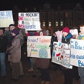 Z biało-czerwonymi i niebiesko-żółtymi flagami w Koszalinie i Białym Borze manifestowano poparcie dla prounijnych dążeń Ukrainy