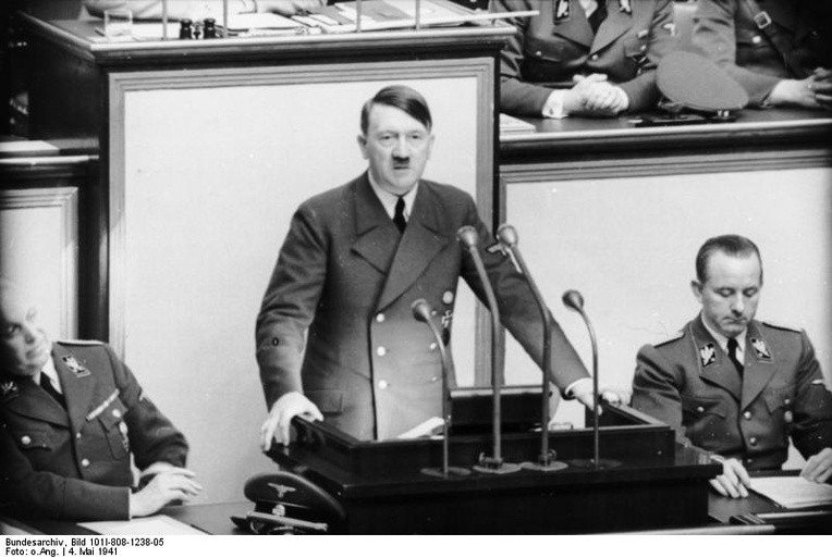 PE: Nazizm potępiony, komunizm "mniej"