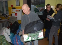 Pomoc w postaci darów przekazli parafianie z Czerniejowa