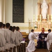 Bp Tadeusz Rakoczy podczas obrzędu admissio w seminarium duchownym w Krakowie