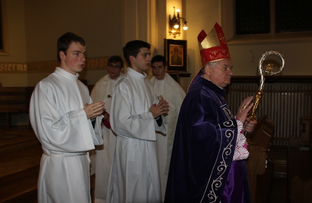 Bp Tadeusz Rakoczy z klerykami w seminarium