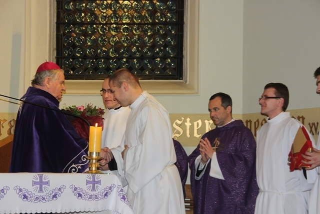 Bp Tadeusz Rakoczy z klerykami w seminarium