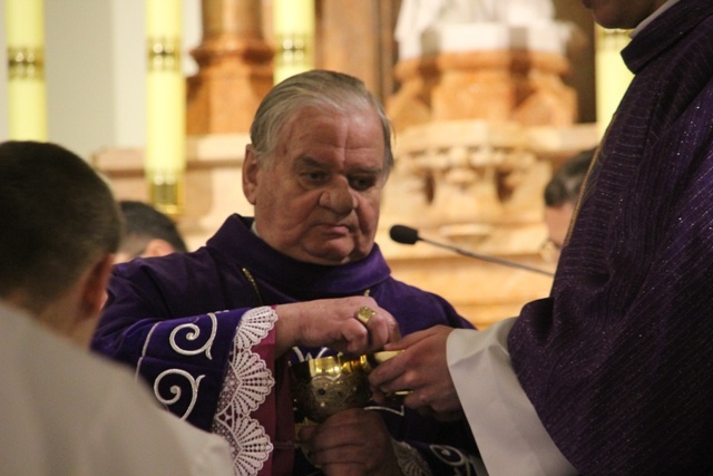 Bp Tadeusz Rakoczy z klerykami w seminarium