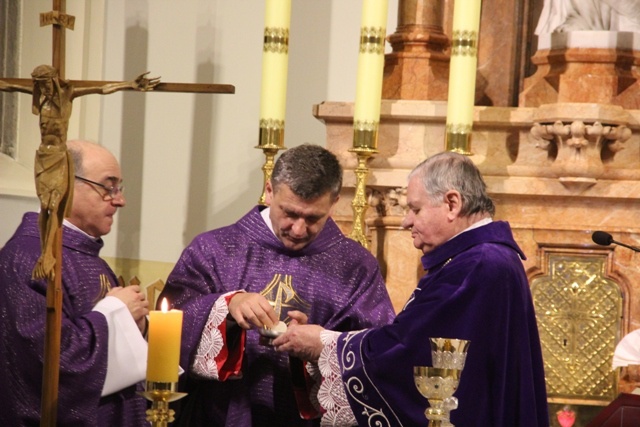 Bp Tadeusz Rakoczy z klerykami w seminarium