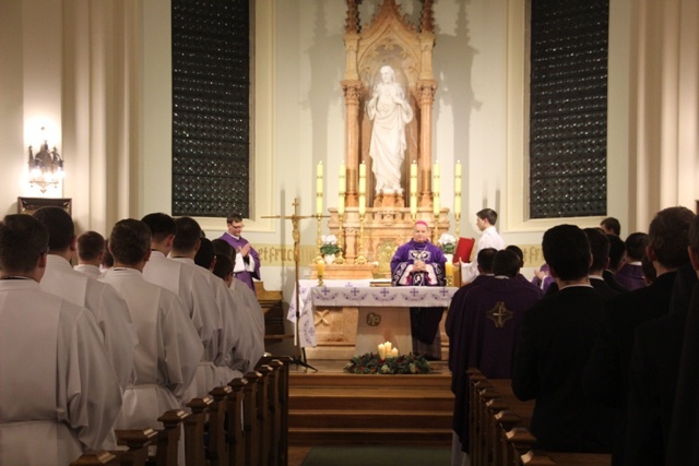 Bp Tadeusz Rakoczy z klerykami w seminarium