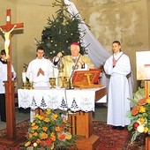  23 grudnia 2013 r. bp Ignacy Dec odprawił pierwszą Mszę św.  w kościele MB Królowej Polski w Mrowinach