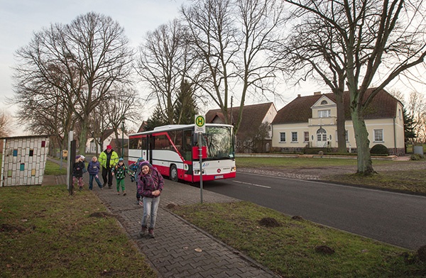 O 14.30 autobus przywozi do Rosowa dzieci ze szkoły Poniżej z lewej: Ks. Cezary Korzec z projektem ogrodu biblijnego w Rosowie 