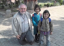 O. Andrzej Madej OMI  z dziećmi z Lahore 