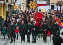 Część młodzieży z diecezjalnych struktur ERM po orszaku w swoich parafiach weźmie udział w wielkich pochodach, które przejdą ulicami miast diecezji legnickiej. Na zdjęciu ubiegłoroczny orszak w Legnicy