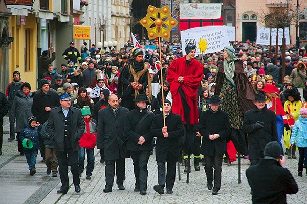 Część młodzieży z diecezjalnych struktur ERM po orszaku w swoich parafiach weźmie udział w wielkich pochodach, które przejdą ulicami miast diecezji legnickiej. Na zdjęciu ubiegłoroczny orszak w Legnicy