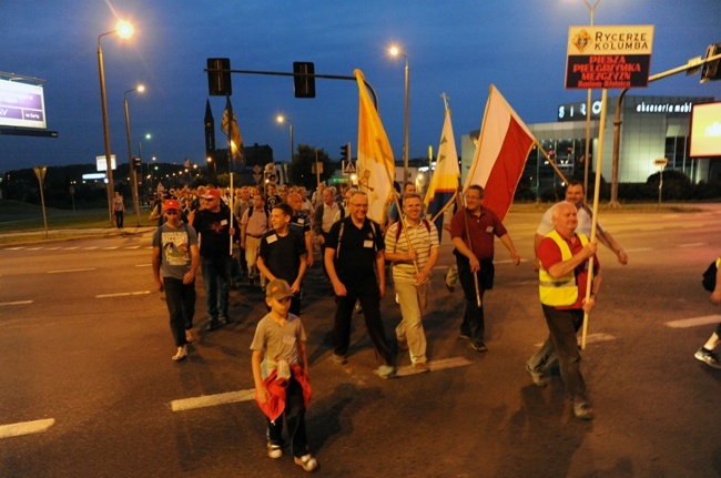 Nocna pielgrzymka mężczyzn z Radomia do Błotnicy