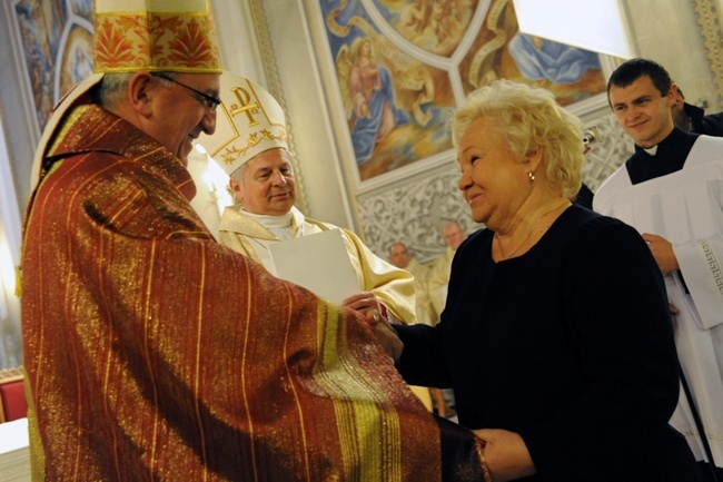 Nuncjusz apostolski, abp Celestino Migliore wręczył Halinie Marciniak nagrodę Viventi Caritate