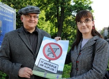 Do włączenia się w akcję "Nie kupuję w niedzielę" zachęcają prezes Diecezjalnego Instytutu AK Jerzy Skórkiewicz i Ilona Michalska-Masiarz