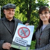 Do włączenia się w akcję "Nie kupuję w niedzielę" zachęcają prezes Diecezjalnego Instytutu AK Jerzy Skórkiewicz i Ilona Michalska-Masiarz