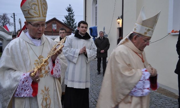 Biskupi Piotr Libera i Roman Marcinkowski wprowadzają relikwie św. Antoniego Padewskiego do sanktuarium w w Ratowie