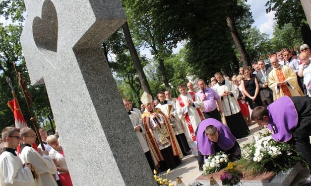 Pomnik poświęcił bp Roman Marcinkowski