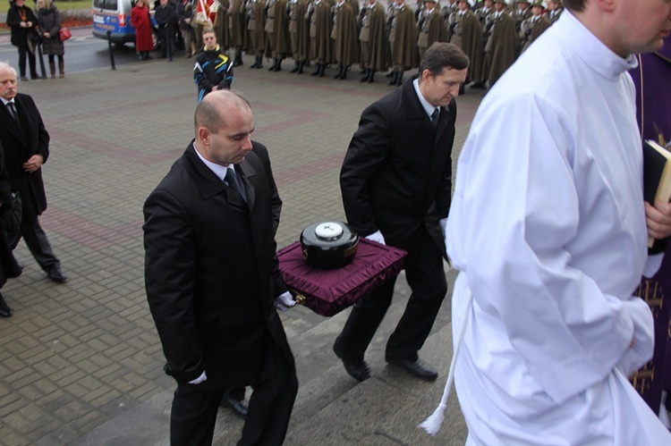 Wprowadzenie urny śp. Wojciecha Kilara do katedry