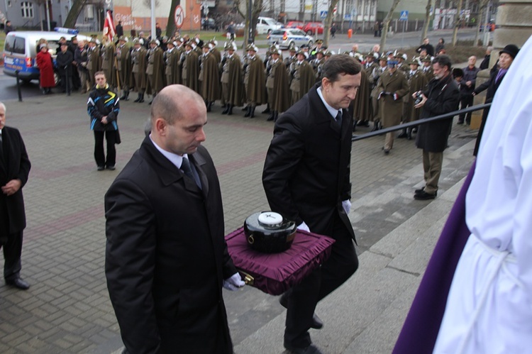 Wprowadzenie urny śp. Wojciecha Kilara do katedry