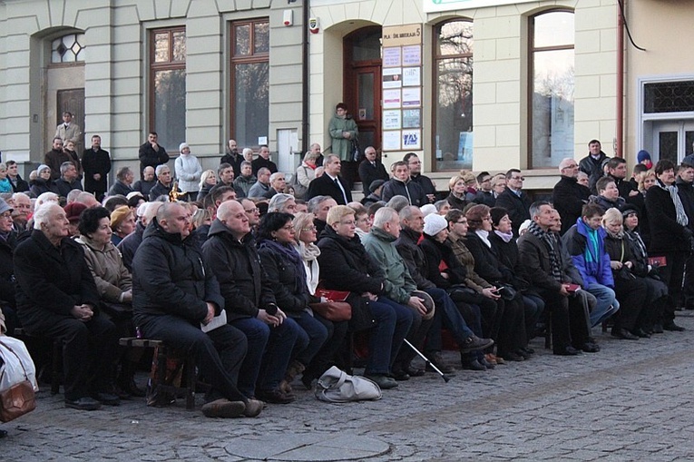 Tłumy przed katedrą