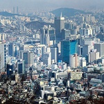  Widok miasta z jednego z drapaczy chmur. Z tej wysokości trudno dostrzec prawdziwy charakter Seulu. Widać tylko wysokie budynki i bloki jak dziecięce klocki