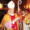  Bp Roman Pindel po otrzymaniu sakry udzielił zgromadzonym w katedrze  i wokół niej pierwszego biskupiego błogosławieństwa 