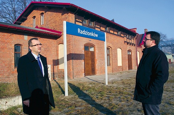 Burmistrz Radzionkowa Gabriel Tobor z szefem Referatu Promocji Jarosławem Wrońskim przed budowanym centrum – dawnym dworcem PKP
