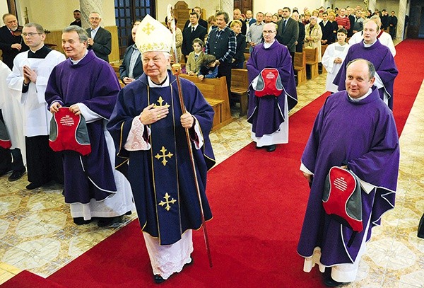  Na koniec Eucharystii duszpasterze otrzymali pielgrzymie plecaki.  Czas szykować się na pątniczy szlak