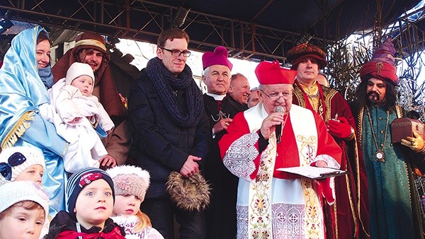 W stajence hołd Dzieciątku  oddali także kard. Stanisław Dziwisz  i bp Jan Szkodoń