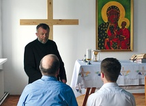 Autorzy listu wraz z kapelanem ks. Mirosławem Flakiem. Dach kaplicy obrazuje niebo, by dać osadzonym poczucie wolności przed Bogiem 