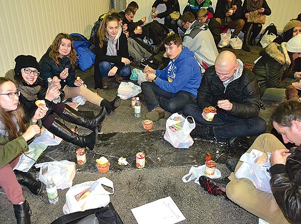  Kolacja na hali podczas pierwszego dnia pobytu na spotkaniu Taizé