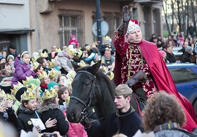  Król Melchior pozdrawia uczestników orszaku