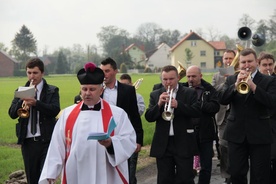 Ks. prałat Rudolf Pierskała w tegorocznej procesji ku czci św. Floriana z rodzinnej Kamionki