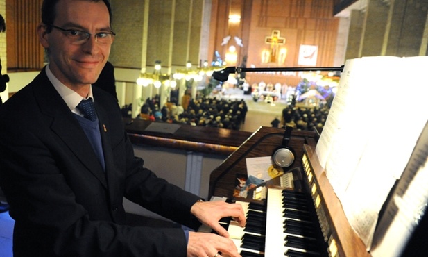 Za organami zasiadł Bogdan Stępień, opocznianin, który dziś jest organistą w katedrze w Gliwicach